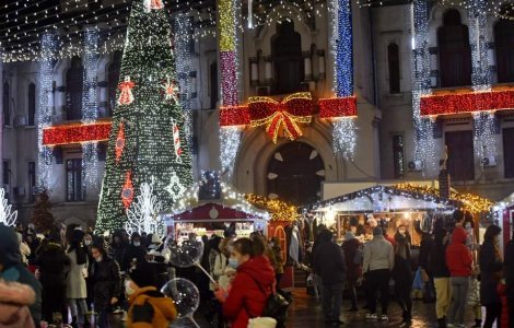 „Lumi magice” la Craiova. Beculețele festive s-au aprins în oraș, iar căsuțele de poveste vă așteaptă cu bunătăți