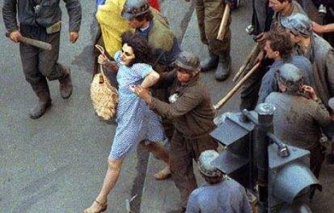 M-au aruncat multimii ca pe vrajitoarele din Evul Mediu