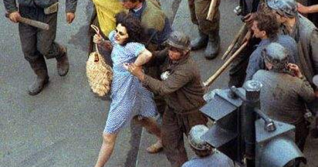 M-au aruncat multimii ca pe vrajitoarele din Evul Mediu