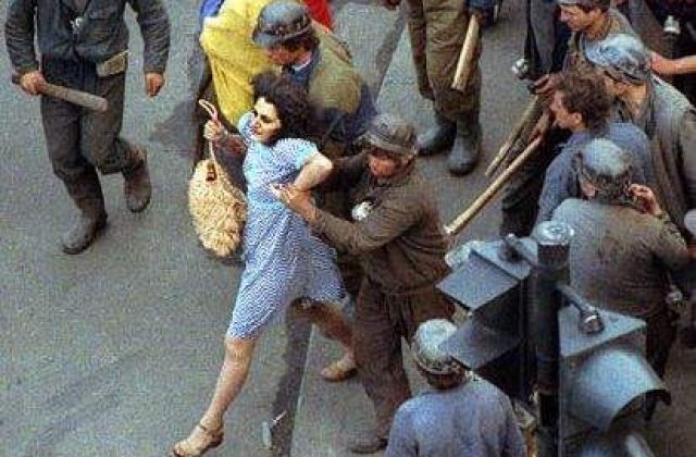 M-au aruncat multimii ca pe vrajitoarele din Evul Mediu