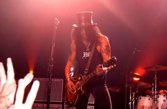Slash s-a lasat de fumat dupa ce mama sa a murit de cancer