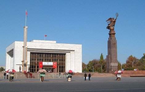 Sase cetateni romani, evacuati din zona de conflict a Kirgizstanului