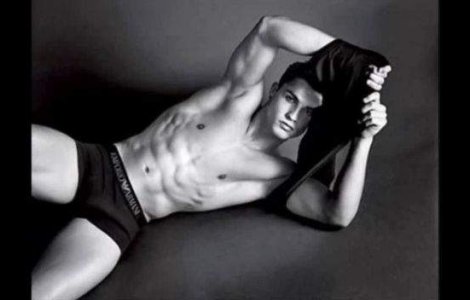 Ronaldo s-a dezbracat pentru Armani