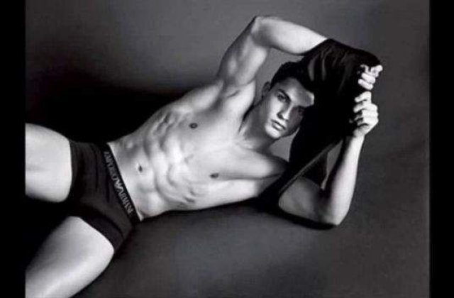Ronaldo s-a dezbracat pentru Armani