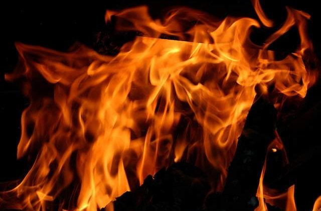 Constanta: Cadavrul unui barbat, gasit intr-o masina cuprinsa de flacari