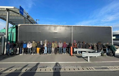 26 de migranți au fost descoperiți ascunși într-un camion încărcat cu frigidere, la PTF Nădlac II