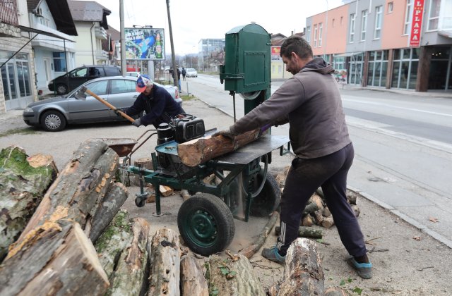 Încălzirea cu lemne ar putea fi interzisă. UE cere statelor membre să renunțe la sobele pe lemn din 2024  