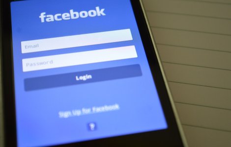 Autentificarea în doi paşi a conturilor de pe Facebook devine obligatorie până la sfârșitul anului