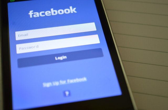 Autentificarea &icirc;n doi paşi a conturilor de pe Facebook devine obligatorie p&acirc;nă la sf&acirc;rșitul anului