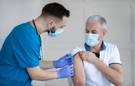 Un italian a mers la vaccinare cu un braț fals din silicon pentru a primi certificatul verde