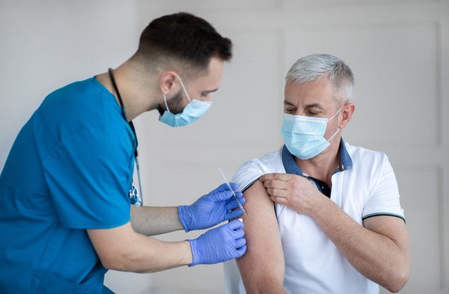 Un italian a mers la vaccinare cu un braț fals din silicon pentru a primi certificatul verde