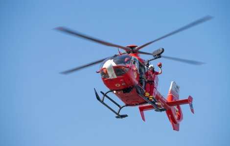 Un tânăr din Vaslui a fost preluat de un elicopter SMURD după ce s-a tăiat la gât cu o drujbă
