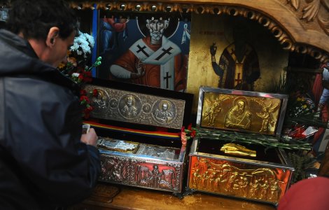 Credincioșii sunt așteptați să se închine la racla Sfântului Nicolae, pusă în pridvorul Bisericii Sf. Gheorghe Nou
