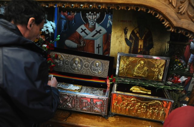 Credincioșii sunt așteptați să se închine la racla Sfântului Nicolae, pusă în pridvorul Bisericii Sf. Gheorghe Nou