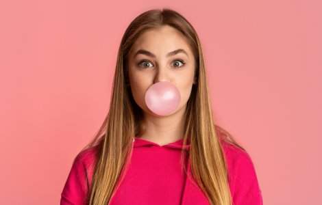 Guma de mestecat care împiedică infectarea cu COVID. Cum funcționează aceasta