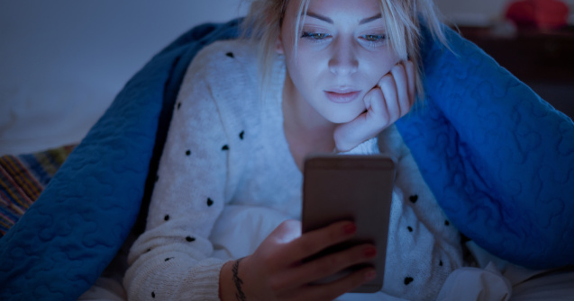 Lumina albastră a telefonului afectează calitatea somnului.Ce recomandă experții
