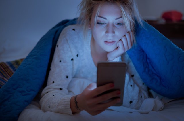 Lumina albastră a telefonului afectează calitatea somnului. Ce recomandă experții