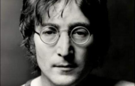 John Lennon, in chiloti pe scena!