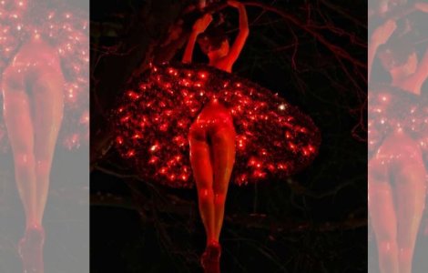 Fantezie la Târgul de Crăciun din Constanța: Balerinele sexy din copaci i-au oripilat pe oameni