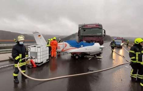 VIDEO Un român s-a izbit cu TIR-ul de un avion ce a apărut din senin pe o autostradă din Germania