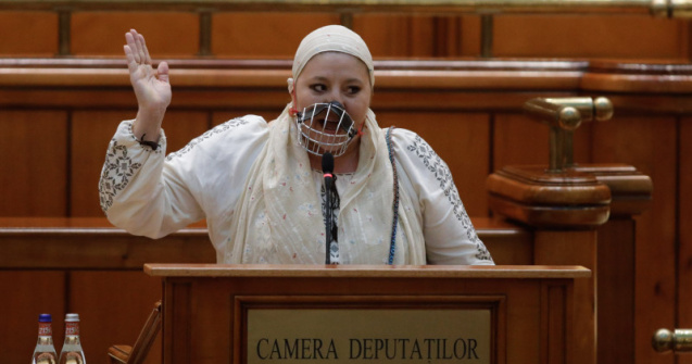 Scandal în Parlament. Șoșoacă și-a pus botniță și AUR a băgat nuiele în ghetele politicienilor