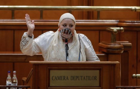 Scandal în Parlament. Șoșoacă și-a pus botniță și AUR a băgat nuiele în ghetele politicienilor