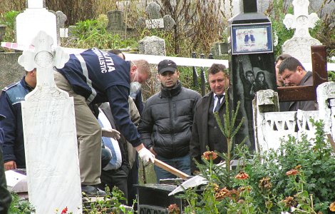 Bărbați acuzați că au profanat morminte de lux văzute pe Facebook. Urmăreau live-uri de la înmormântări și decideau ce mort vor jefui