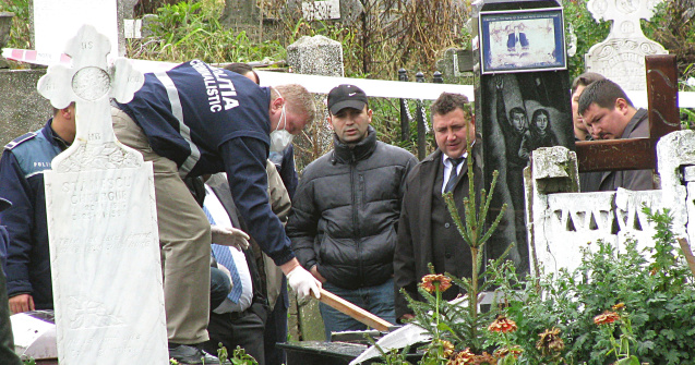 Bărbați acuzați că au profanat morminte de lux văzute pe Facebook. Urmăreau live-uri de la înmormântări și decideau ce mort vor jefui