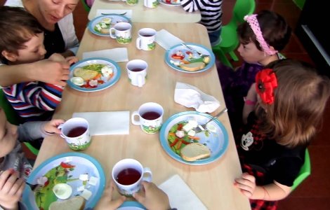 Directoarea și îngrijitoarele de la creșele din Ploiești au furat mâncarea de la gura copiilor. Șefa ar fi primit și șpagă ca să permită hoțiile