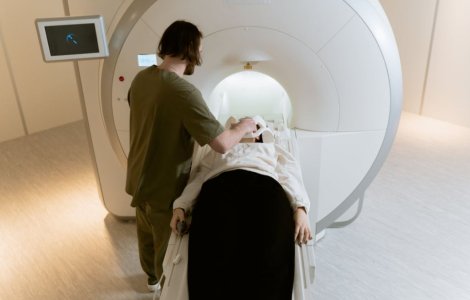 RMN abdominal: Beneficii și riscuri asociate acestui examen medical