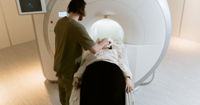 RMN abdominal: Beneficii și riscuri asociate acestui examen medical