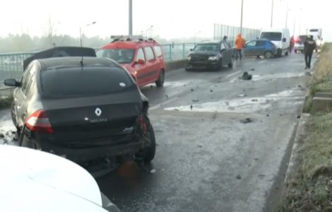 Carambol cu 20 de mașini la Pasajul Sălăjan din București. Bucăți din caroseriile automobilelor sunt împrăștiate pe șosea