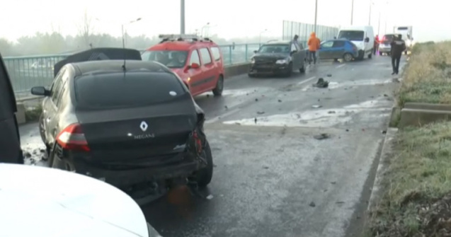Carambol cu 20 de mașini la Pasajul Sălăjan din București. Bucăți din caroseriile automobilelor sunt împrăștiate pe șosea