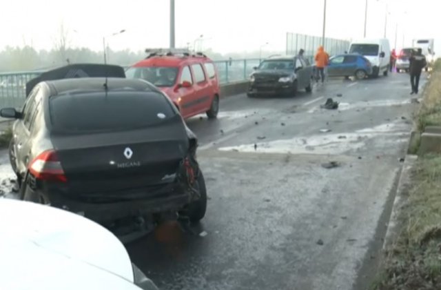 Carambol cu 20 de mașini la Pasajul Sălăjan din București. Bucăți din caroseriile automobilelor sunt &icirc;mprăștiate pe șosea