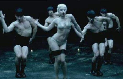 A platit un milion de dolari sa apara in videoclipul lui Gaga