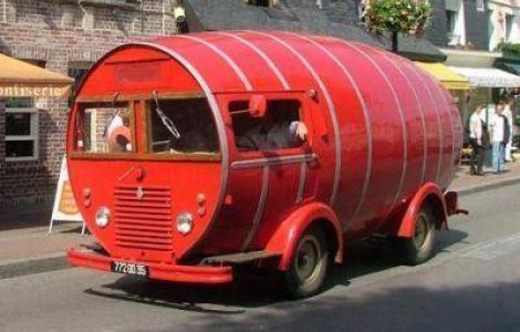 E un avion! E o pisica?.. Nu, e doar o masina!