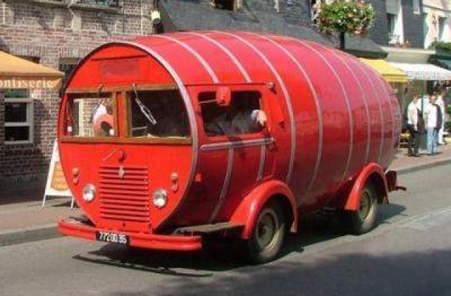 E un avion! E o pisica?.. Nu, e doar o masina!