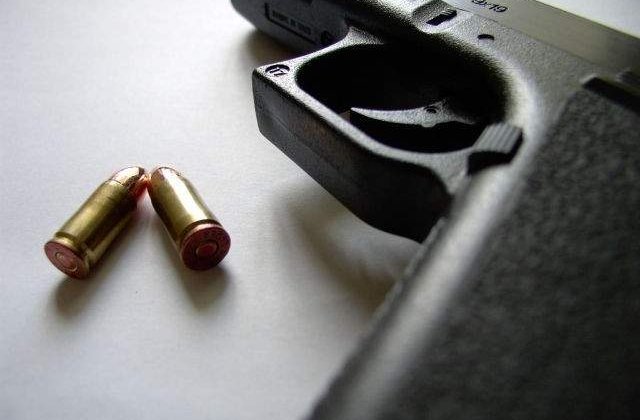 Hoti de fier vechi opriti cu focuri de arma in Capitala