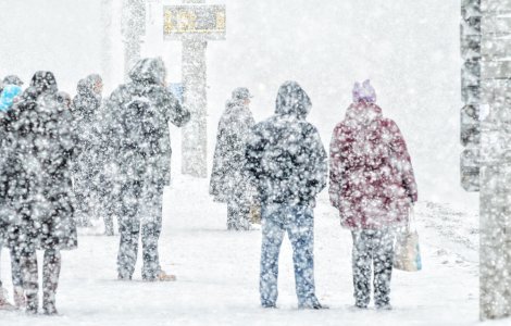 ANM: Avertizare de ploi, ninsori și viscol în întreaga țară, până luni dimineața
