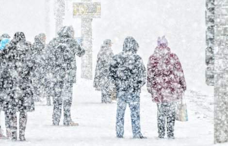 ANM: Avertizare de ploi, ninsori și viscol în întreaga țară, până luni dimineața