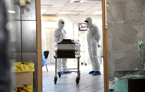 O familie din Sibiu a dorit să-și dezgroape ruda decedată de COVID-19 pentru a o putea îmbrăca