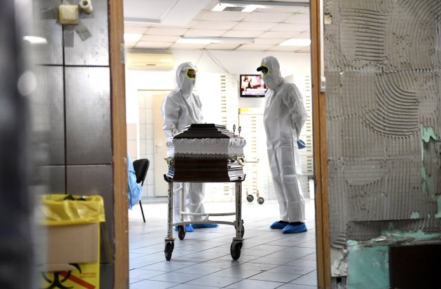 O familie din Sibiu a dorit să-și dezgroape ruda decedată de COVID-19 pentru a o putea îmbrăca 