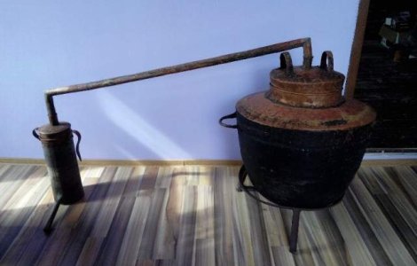 Responsabilitatea accizarii productiei de tuica si rachiu, pe umerii taranilor