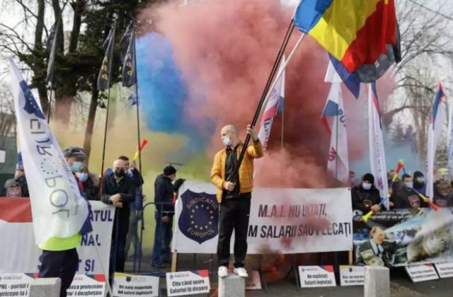 &Icirc;ncep protestele polițiștilor &icirc;n fața prefecturilor din țară: &bdquo;Ne-a ajuns cuțitul la os&rdquo;  