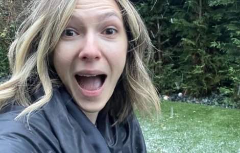 Colegii Adelei Popescu s-au amuzat copios pe seama bradului ei de Crăciun: „L-ai luat de la ajutoare”