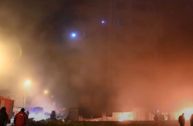 VIDEO Incendiu puternic în Constanța. Flăcările au înghițit un bloc, iar oamenii s-au refugiat pe acoperiș 