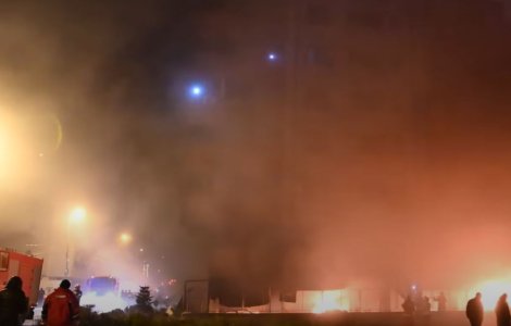 VIDEO Incendiu puternic în Constanța. Flăcările au înghițit un bloc, iar oamenii s-au refugiat pe acoperiș