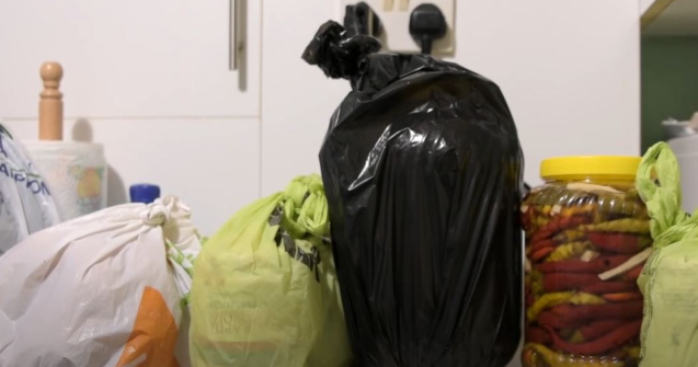 Porcul la pachet poate aduce dosar penal. În ce condiții mai puteți trimite de-ale gurii rudelor din străinătate