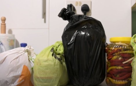 Porcul la pachet poate aduce dosar penal. În ce condiții mai puteți trimite de-ale gurii rudelor din străinătate