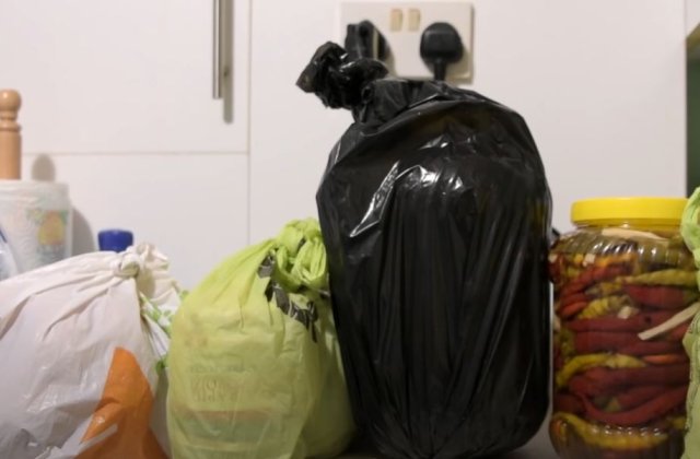 Porcul la pachet poate aduce dosar penal. În ce condiții mai puteți trimite de-ale gurii rudelor din străinătate